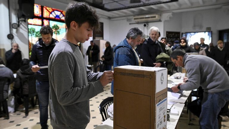 Hasta qué edad se puede votar en Argentina y cuáles son los requisitos 28 jovenes votando en una eleccion argentina