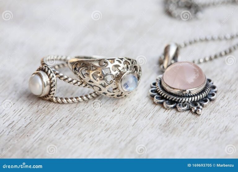 joyas brillantes sobre fondo neutro