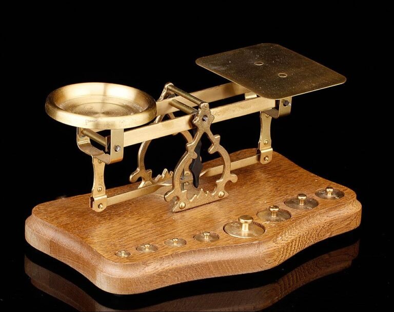 joyas brillantes sobre una balanza antigua