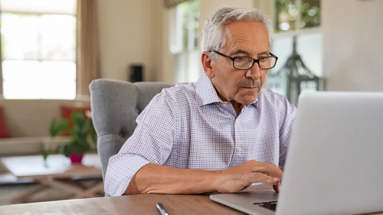 jubilado argentino disfrutando de su pension