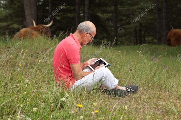 jubilado usando tablet en un parque