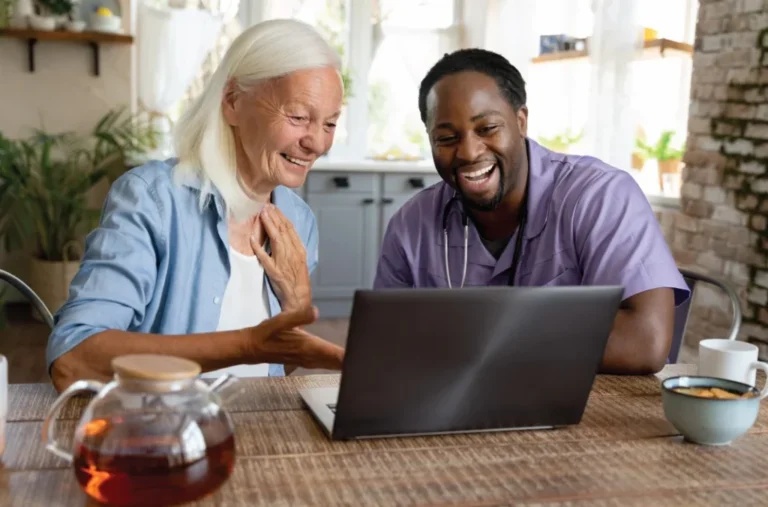 jubilados felices recibiendo apoyo financiero