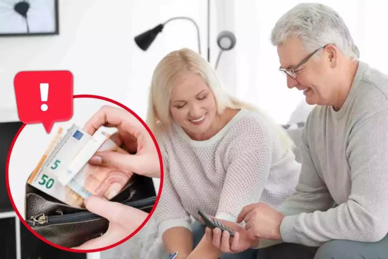 jubilados felices recibiendo su pago