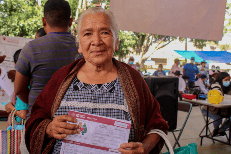jubilados recibiendo apoyo y atencion