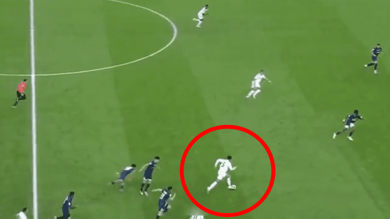 jugador de futbol en accion sin equipo