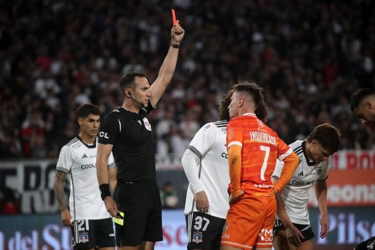 jugador de futbol y arbitro en conflicto