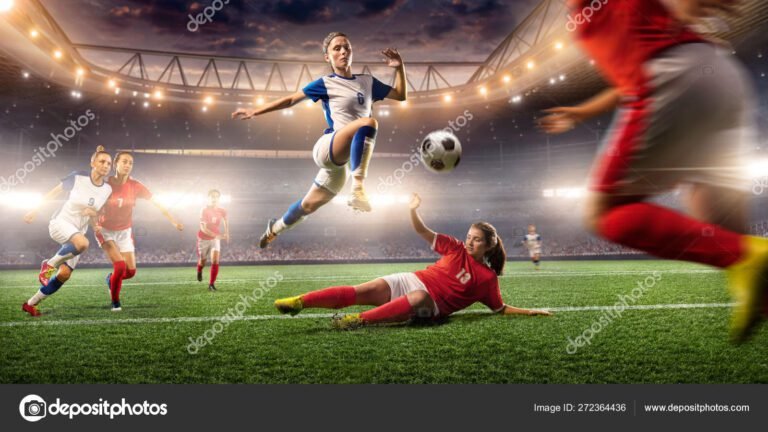 jugadoras de futbol en accion en el campo