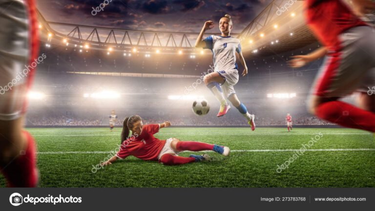 jugadoras de futbol femenino en accion