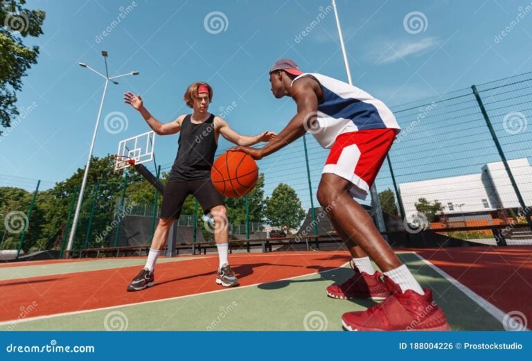 jugadores de baloncesto en accion en cancha