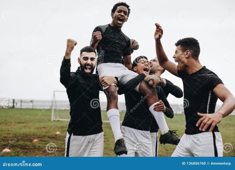 jugadores de futbol celebrando en equipo