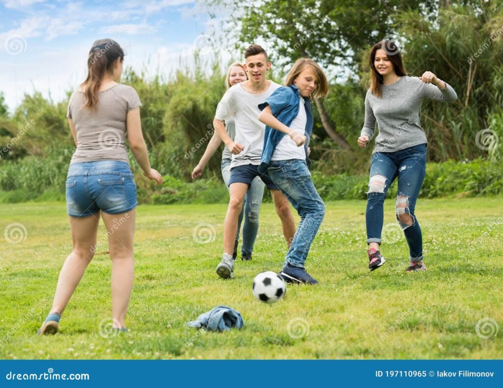 Qué opciones de fútbol libre hay en Argentina para jugar con amigos 1 jugadores de futbol disfrutando en un parque