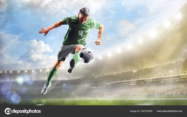 jugadores de futbol en accion en el campo