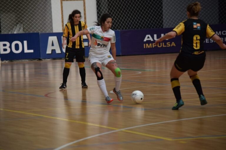 jugadores de futsal compitiendo intensamente