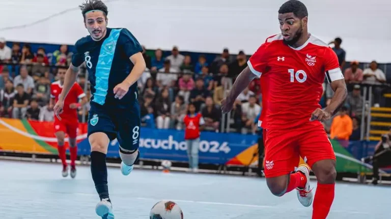 jugadores de futsal en accion intensa