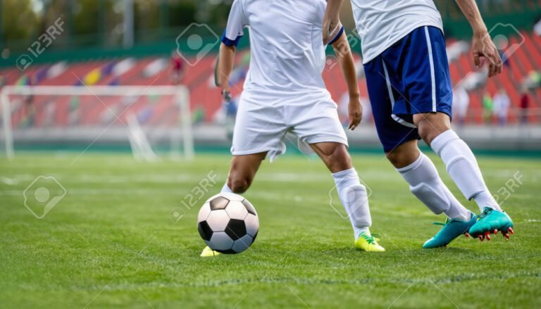 jugadores en accion durante un partido de futbol
