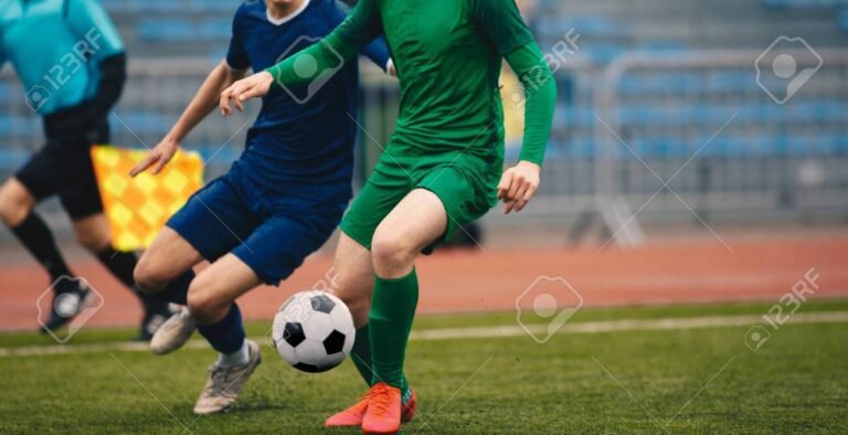 jugadores en accion en un torneo de futbol