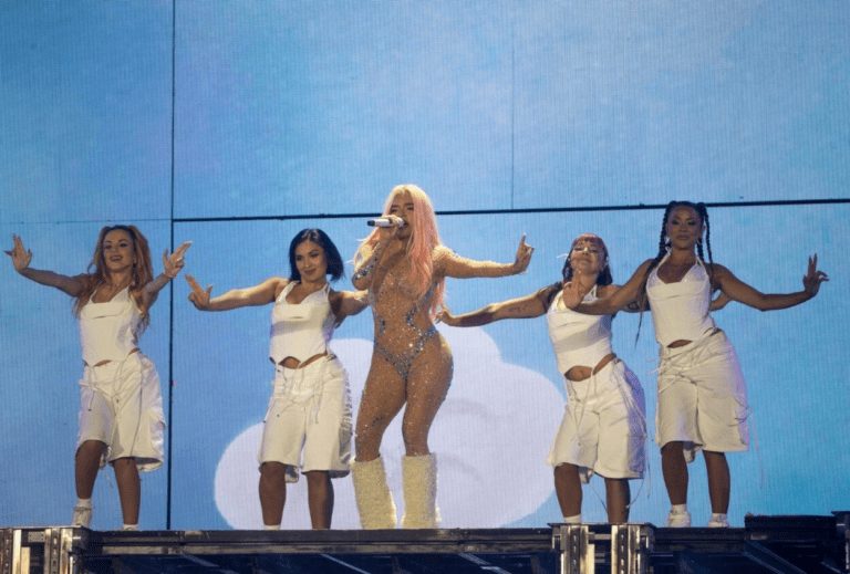 karol g en concierto con publico apasionado