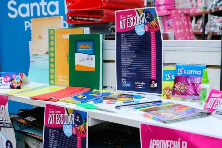 kit escolar y billetera en una tienda
