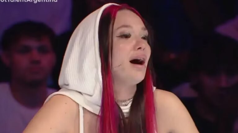 la joaqui actuando en un escenario