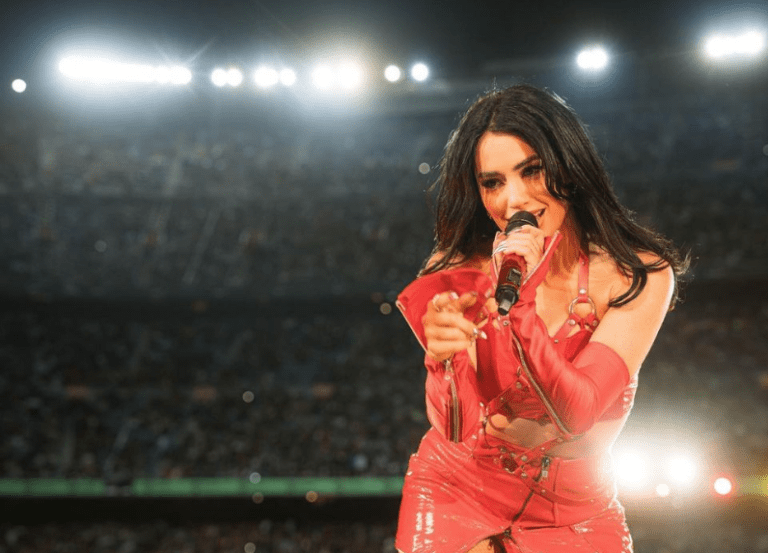 lali esposito actuando en un evento