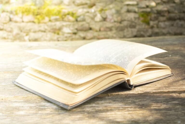 libros abiertos sobre una mesa antigua