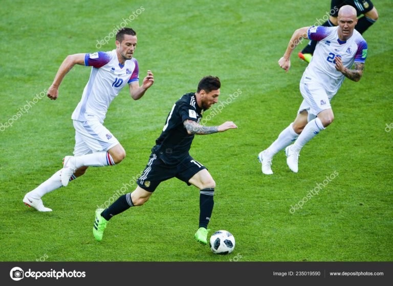 lionel messi driblando en un partido