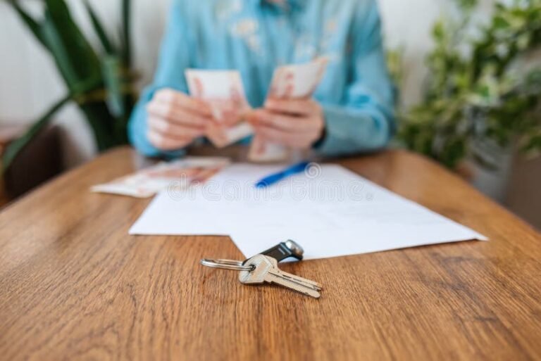 llave y contrato de alquiler en mesa