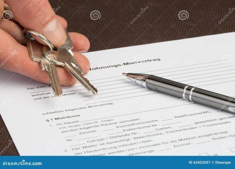 llaves y contrato de alquiler sobre una mesa