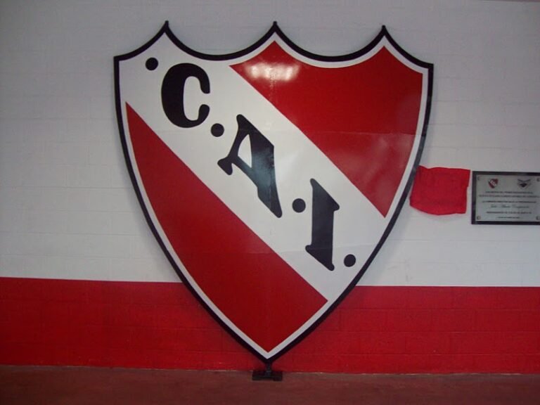 logo del club atletico independiente en accion