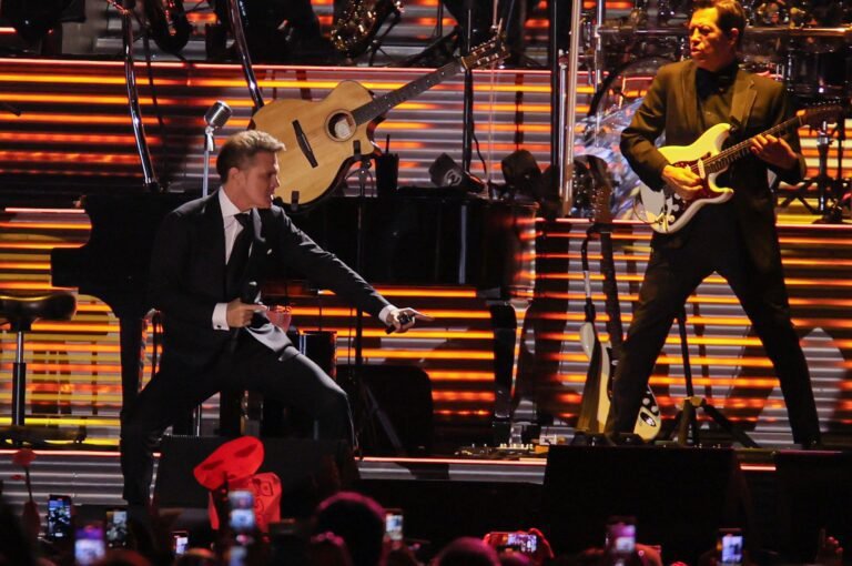 Luis Miguel es realmente falso en Argentina o es solo un rumor 5 luis miguel cantando frente a una multitud
