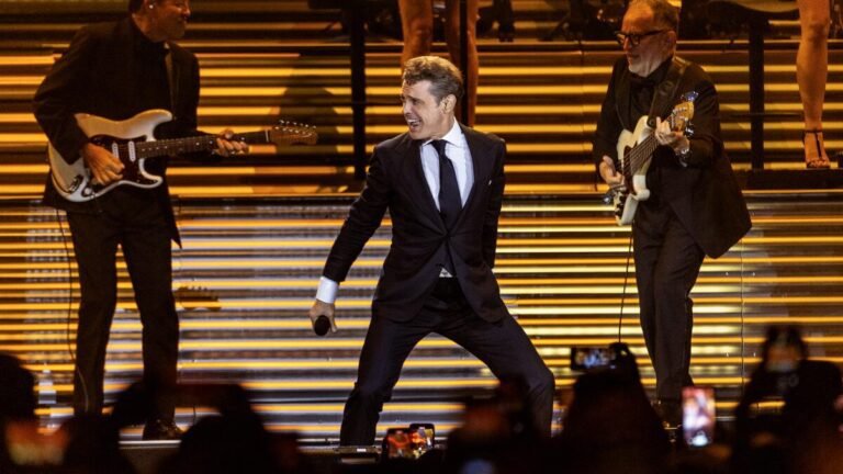 luis miguel en concierto con publico emocionado