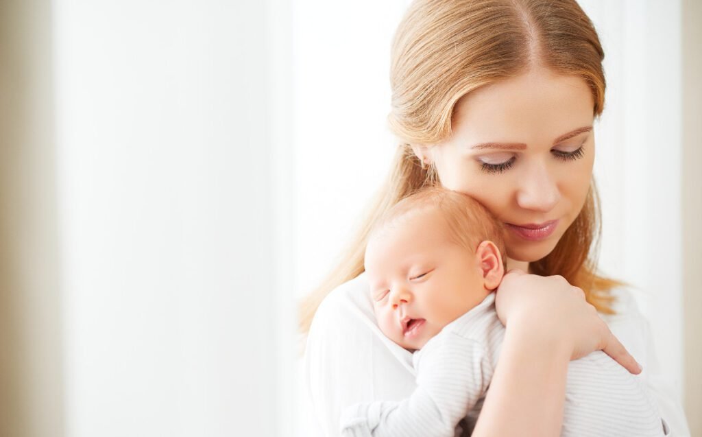 Pampita dio a luz Descubre todos los detalles de su reciente maternidad 1 madre abrazando a su recien nacido