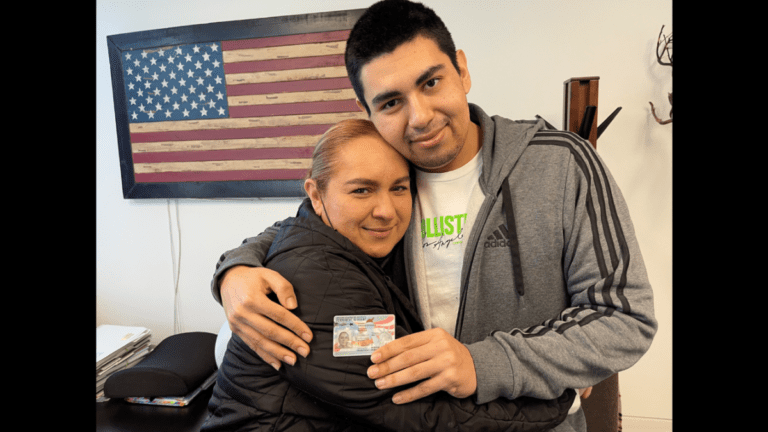 madre e hijo con documentos en mano