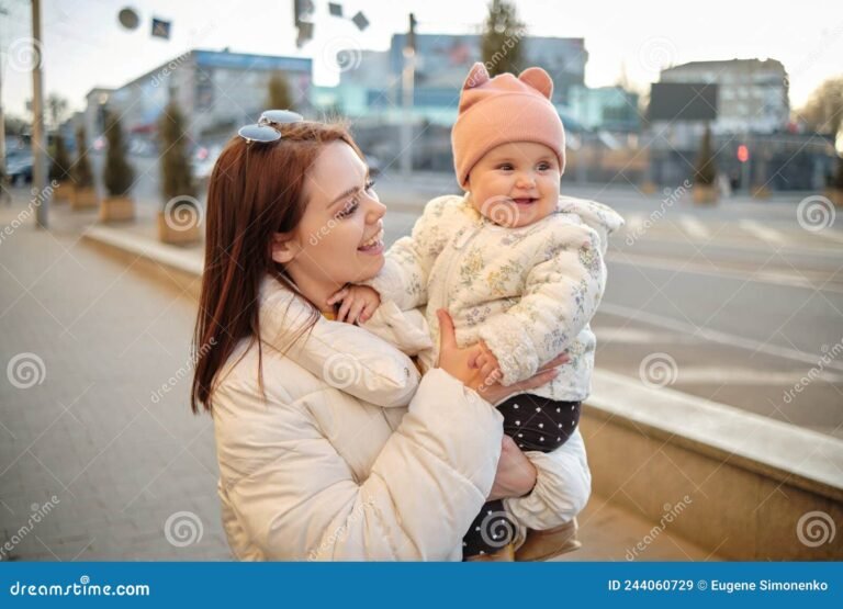 madre sosteniendo a su bebe sonriente
