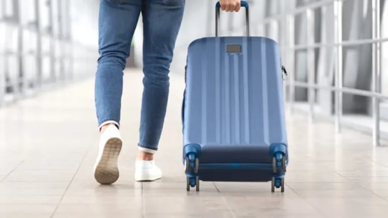 maleta lista para un viaje a qatar