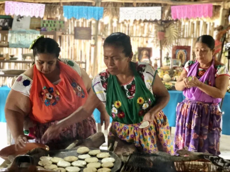 mamas cocinando en un mercado local