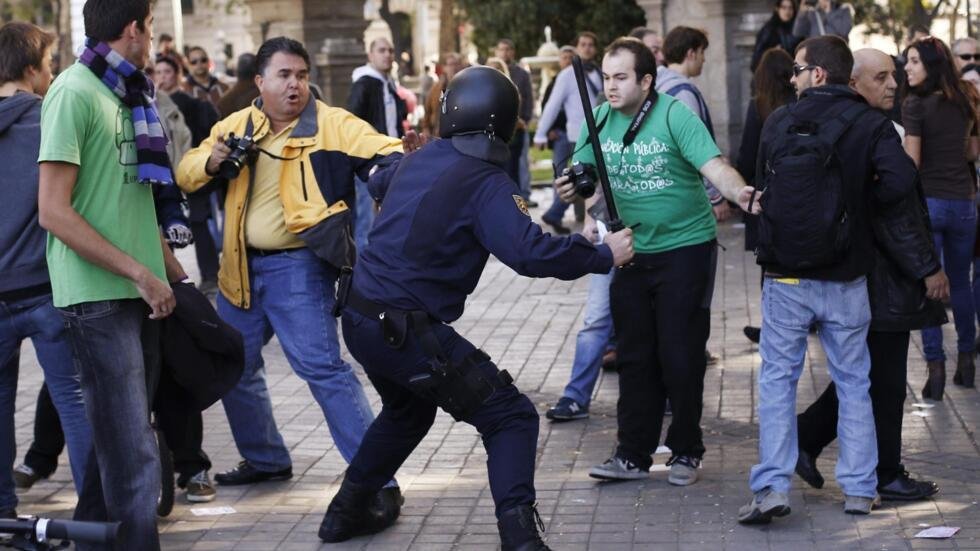 manifestantes en una calle durante una huelga