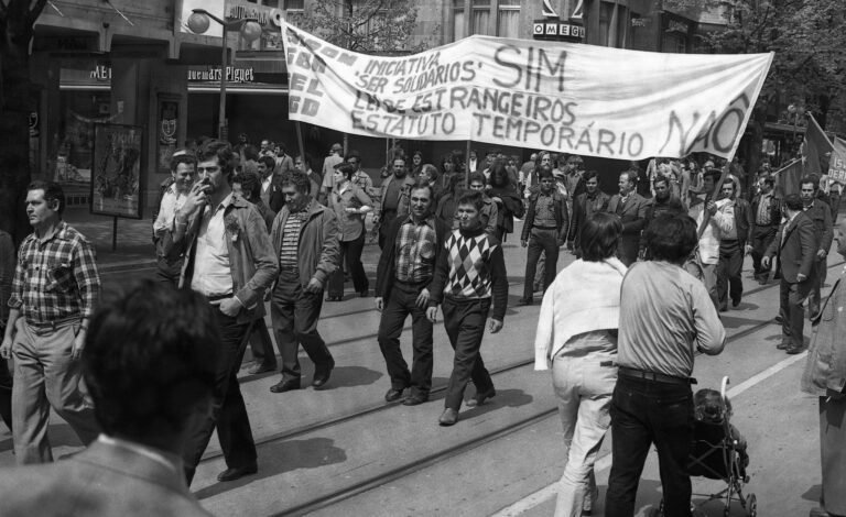 manifestantes sosteniendo carteles de reivindicacion