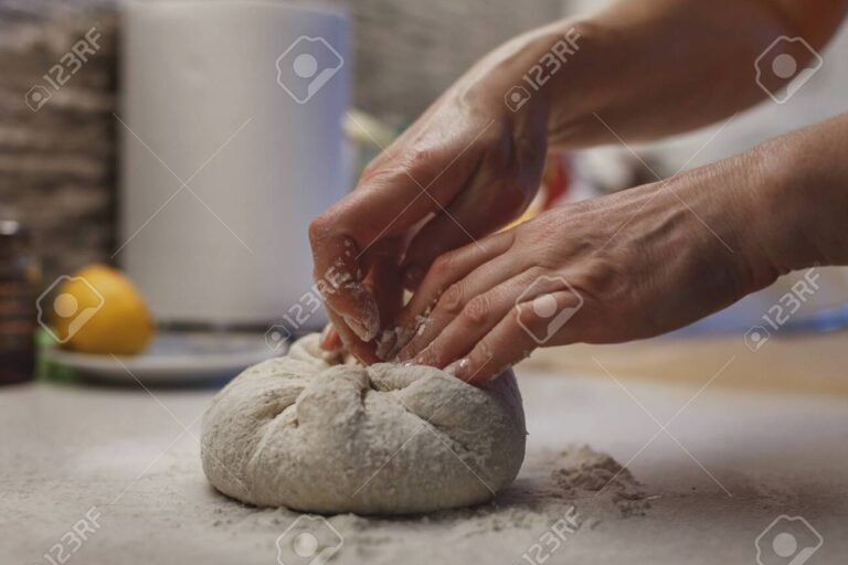manos amasando masa de pan casero