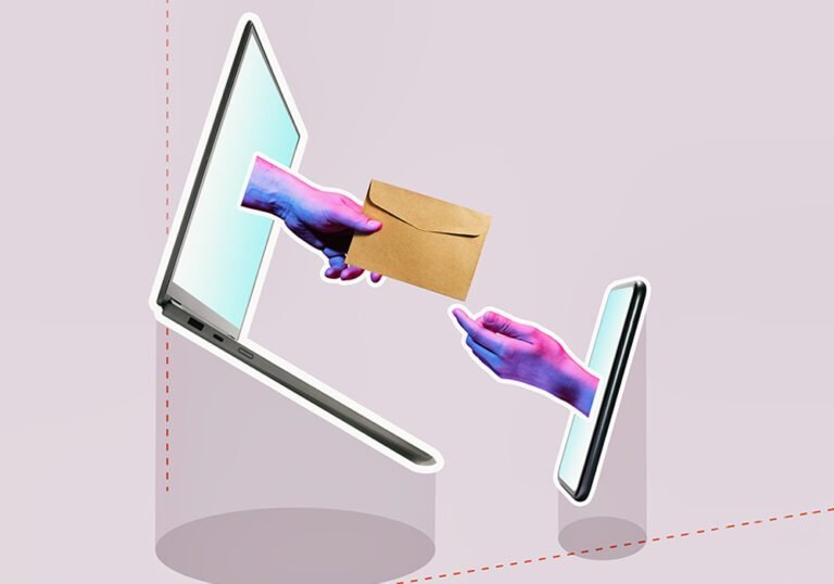 manos colaborando sobre un dispositivo digital