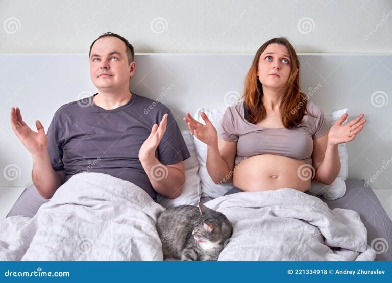 manos en oracion sobre una barriga embarazada