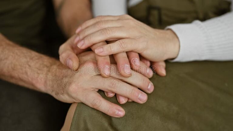 manos entrelazadas simbolizando apoyo y unidad