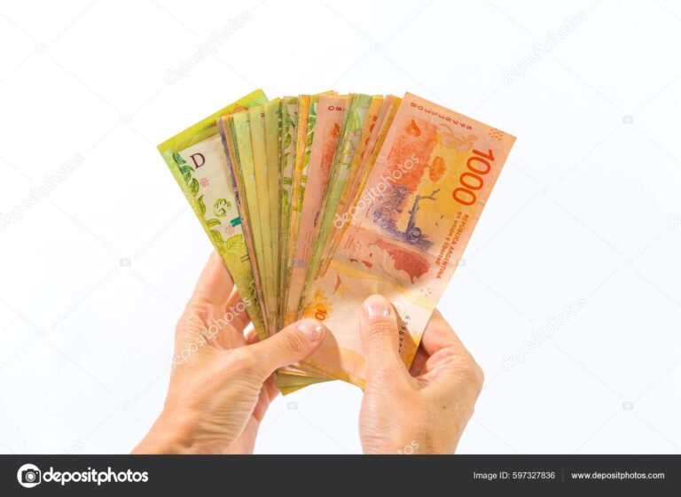 manos sosteniendo monedas argentinas