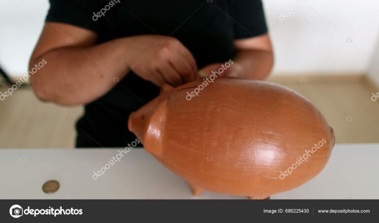 manos sosteniendo piezas de ceramica coloridas