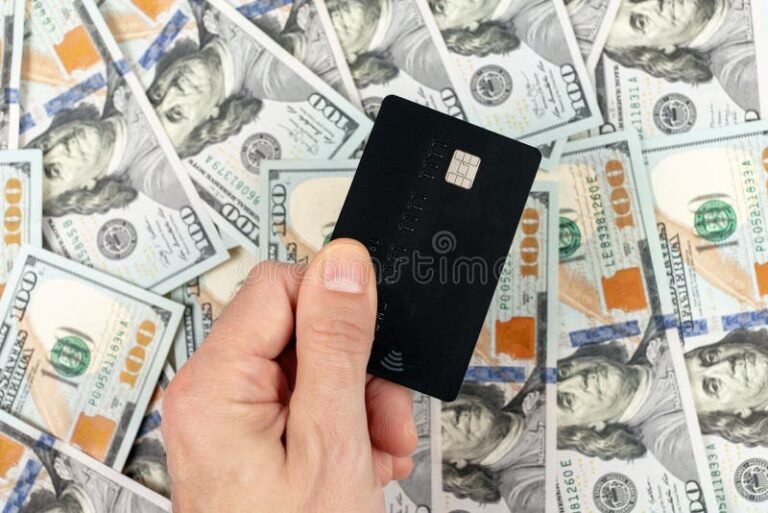 Cómo puedo pagar los consumos en dólares de mi tarjeta de crédito 7 manos sosteniendo tarjetas de credito y dolares