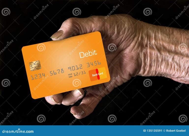 manos sosteniendo una tarjeta de debito