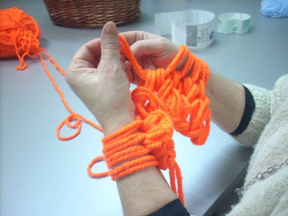 Cómo contar los puntos de tejido a dos agujas correctamente 1 manos tejiendo con agujas y lana