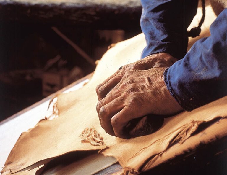 manos trabajando en un emprendimiento artesanal