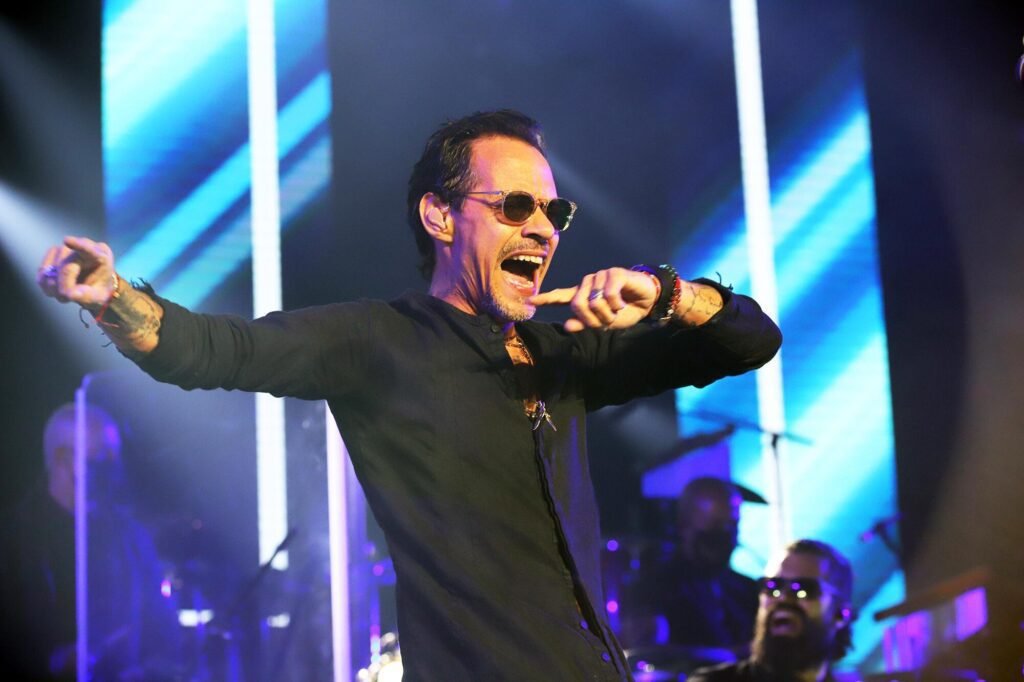 Dónde y cuándo se presentará Marc Anthony en el Movistar Arena 1 marc anthony en concierto en el escenario
