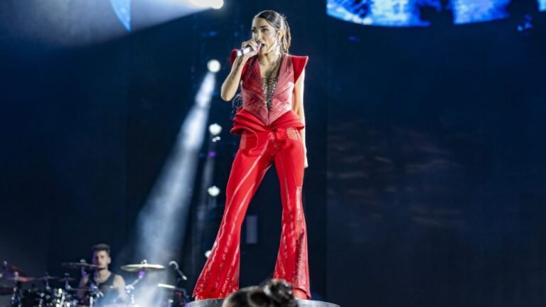 maria becerra en un escenario musical